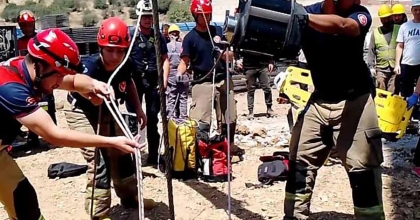 KUYUYA DÜŞEN KİŞİYİ İTFAİYE EKİPLERİ KURTARDI