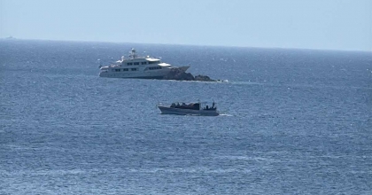 LÜKS MOTORYAT GECE KAYALIKLARA ÇARPTI: 7 KİŞİ KURTARILDI