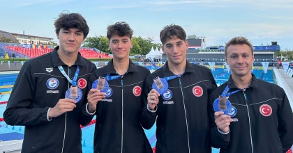 MİLLİ YÜZÜCÜLERDEN BRONZ MADALYA