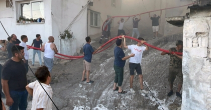 MAHALLE SAKİNLERİNDEN ALEVLERE KARŞI İNSAN ZİNCİRİ