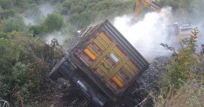 MANİSA'DA ALEV ALAN KAMYON ŞARAMPOLE UÇTU