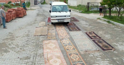 MANİSA’DA ŞAŞKINA ÇEVİREN HALI ESKİTME YÖNTEMİ