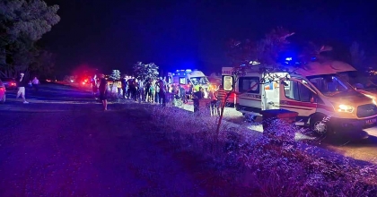 MANİSA'DA TIR ELEKTRİKLİ MOTOSİKLETE ÇARPTI: 6 YARALI