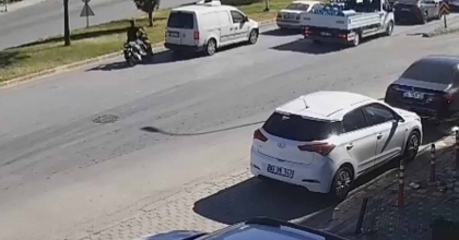 MOTOSİKLET KAZASI GÜVENLİK KAMERASINDA