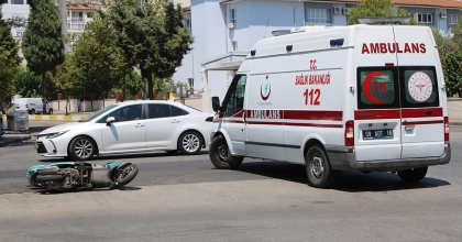 OTOMOBİLLE ÇARPIŞAN MOTOSİKLETTEKİ İKİ KİŞİ YARALANDI