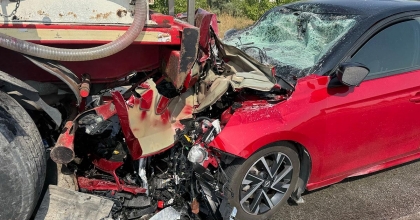 OTOMOBİLİN SÜT TANKERİNE ÇARPTIĞI KAZA GÜVENLİK KAMERASINDA