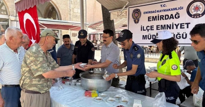 POLİSLERDEN VATANDAŞA AŞURE İKRAMI
