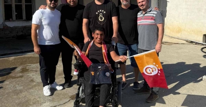 SALİHLİ’DEKİ GALATASARAYLI TARAFTARLAR, ENGELLİ GENCİ SEVİNDİRDİ