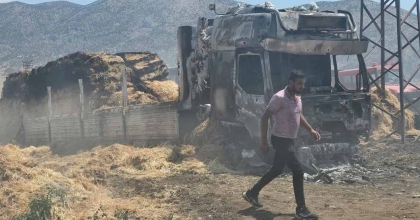 SAMAN YÜKLÜ TIR ÇIKAN YANGINDA KÜL OLDU