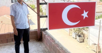 SEÇİMİ KAZANAN MUHTAR İLK MAAŞIYLA TÜRK BAYRAĞI YAPTIRDI