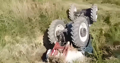 SÖKE’DE TRAKTÖR SULAMA KANALINA DÜŞTÜ
