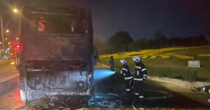 TUR OTOBÜSÜ ALEVLERİN İÇERİSİNDE KALDI