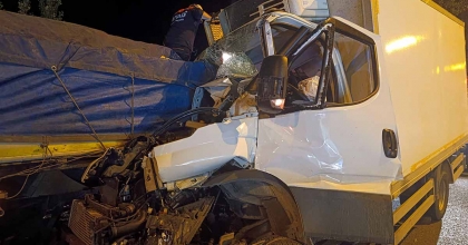 TIRIN DORSESİNE ÇARPAN KAMYONETTEKİ BİR KİŞİ HAYATINI KAYBETTİ