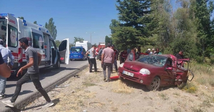 TIRIN OTOMOBİLE ÇARPTIĞI KAZADA 1 KİŞİ ÖLDÜ, 5 KİŞİ YARALANDI