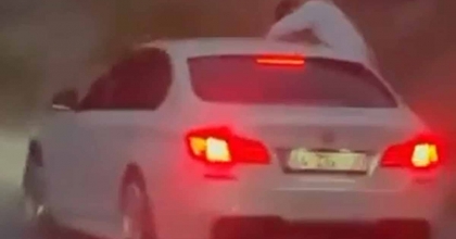 TRAFİKTE CAMDAN SARKTI, SİGARA İZMARİTİNİ YOLA ATTI