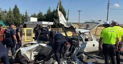 UŞAK'TA OTOMOBİL KAMYONLA ÇARPIŞTI: BABA VE KIZI HAYATINI KAYBETTİ