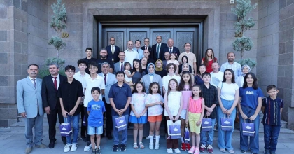 VALİ YİĞİTBAŞI DERECE YAPAN ÖĞRENCİLERİ KONUK ETTİ