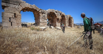 YANGIN TEHLİKESİNE KARŞI KURU OTLAR TEMİZLENDİ