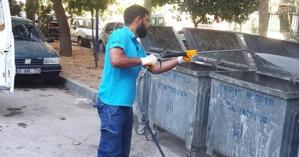  YUNUSEMRE’DE ÇÖP KONTEYNERLERİ DEZENFEKTE EDİLİYOR