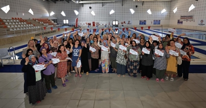 YÜZME ÖĞRENEN KADINLAR SERTİFİKALARINI ALDI