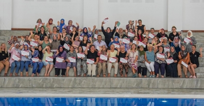 YÜZME ÖĞRENEN KADINLAR SERTİFİKALARINI ALDI