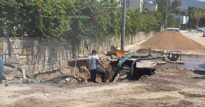 YAHŞİ'DE SU İSALE HATTI PATLADI, YOL TRAFİĞE KAPANDI