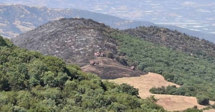 YANGINDAN GERİYE KÜLE DÖNEN EVLER VE TARLALAR KALDI