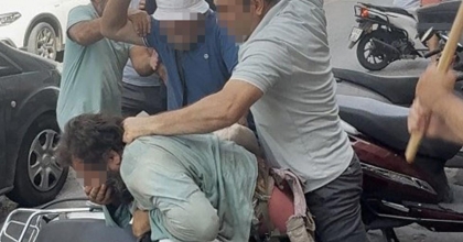 YOL ORTASINDA ÖLDÜRESİYE DARBETTİLER: O ANLAR KAMERADA