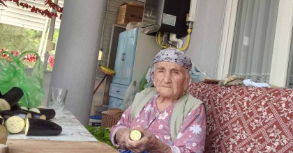 96 YAŞINDA, AZMİYLE GENÇLERE TAŞ ÇIKARTIYOR