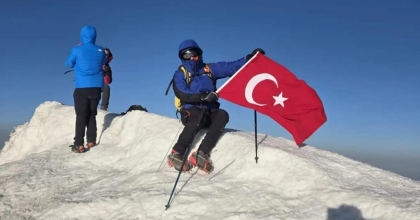 AĞRI DAĞI ZİRVESİNE 3 KÜTAHYALI TIRMANDI