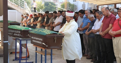 ANNE VE 2 ÇOCUĞU SON YOLCULUĞUNA UĞURLANDI