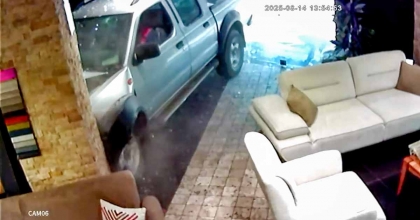 SÜRÜCÜNÜN TANSİYONU DÜŞTÜ, ARAÇ ÖNÜNDEKİ ARACA ÇARPIP MAĞAZAYA DALDI