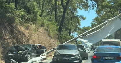 AKYAKA’DA FRENİ PATLAYAN ARAÇ AYDINLATMA DİREĞİNE ÇARPTI