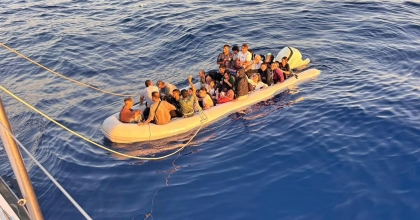 BATMAK ÜZERE OLAN LASTİK BOTTAN 13’Ü ÇOCUK 43 GÖÇMEN KURTARILDI