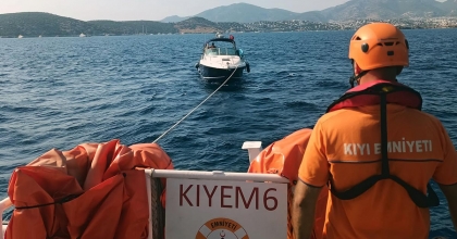 BODRUM AÇIKLARINDA ARIZALANAN VE SÜRÜKLENEN TEKNE KURTARILDI