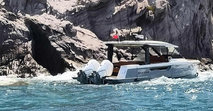 BODRUM’DA ARIZA YAPAN TEKNE ÇATAL ADASI’NA OTURDU, 3 KİŞİ KURTARILDI