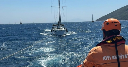BODRUM’DA ARIZALANAN VE AÇIK DENİZDE SÜRÜKLENEN TEKNE KURTARILDI