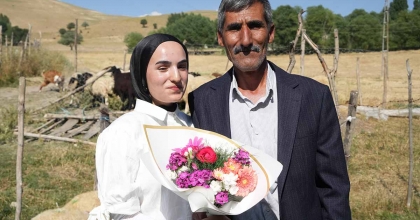 BABASI SINAV ÇIKIŞI ÇİÇEKLE KARŞILAMIŞTI, MÜJDELİ HABERİ TELEFONLA VERDİ