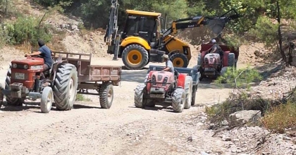 BAŞKAN ÖZEL'DEN İNCİR ÜRETİCİSİNE YOL DESTEĞİ