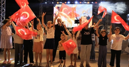 ÇAMELİ'NDE SAHNE ALAN AHMET ÖNGEL, MİLLİ DUYGULARI YAŞATTI