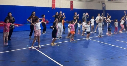 ÇOCUKLARIYLA BİRLİKTE SPORUN KEYFİNİ ÇIKARDI