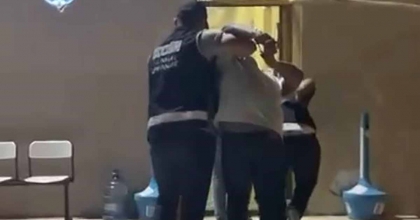 ÇEŞME’DE EĞLENCE MEKANINDA SİLAHLI KAVGA: 2 YARALI, 2 GÖZALTI