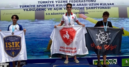 DENİZLİ’NİN YÜZME YILDIZI TÜRKİYE ŞAMPİYONU OLDU