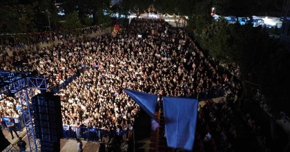 DEMİRCİ KURTULUŞ FESTİVALİ'NDE MERVE ÖZBEY SAHNE ALDI