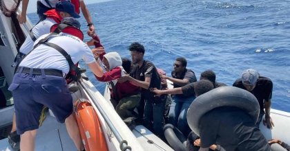 DENİZDE 13 GÖÇMEN KURTARILDI, KARADA 15 GÖÇMEN YAKALANDI