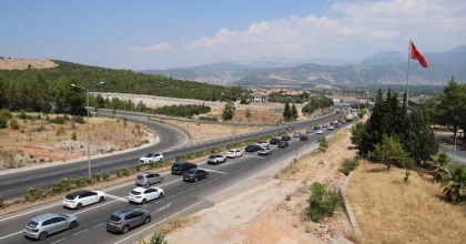 DENİZLİ-AYDIN KAVŞAĞINDA 2 KİLOMETRELİK ARAÇ KUYRUĞU OLUŞTU