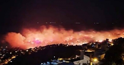 DİKİLİ'DE OTLUK ALANDAKİ YANGIN EVLERE SIÇRADI: 11 EV ZARAR GÖRDÜ