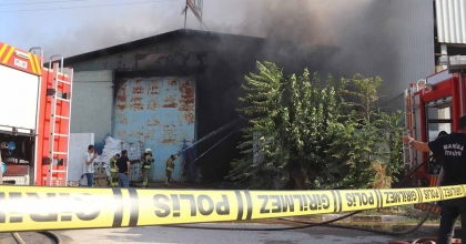 DUMANLAR İLÇEYİ KAPLADI, İTFAİYE EKİPLERİ SAATLERCE MÜCADELE ETTİ