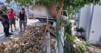 FRENİ BOŞALAN KAMYONETİ DURDURMAK İÇİN SÜRÜCÜSÜNÜN PEŞİNDEN KOŞTUĞU ANLAR KAMERADA
