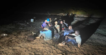 İHA TESPİT ETTİ, 27 DÜZENSİZ GÖÇMEN YAKALANDI